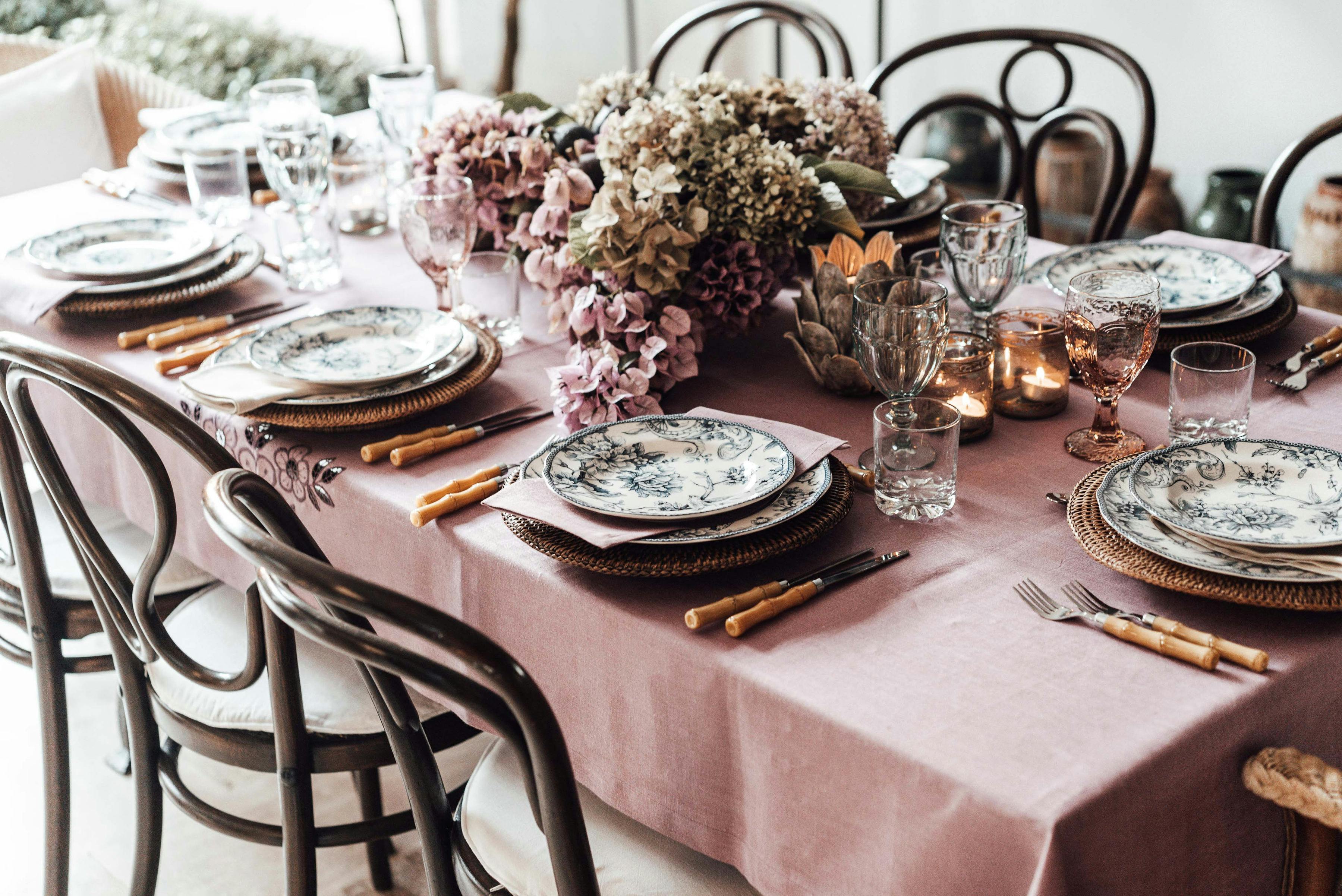 How to Set a Table That Goes Viral: The Hosting Aesthetic Everyone Wants in 2026